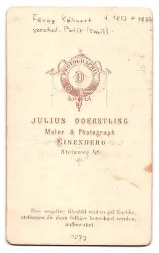 Fotografie Julius Doerstling, Eisenberg, Steinweg 48, Portrait Fanny Kühnert im Biedermeierkleid schaut genervt