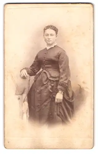 Fotografie A. Sturmhoefel, Freiberg, Fischerstr. 47, Portrait Dame im Biedermeierkleid mit Zopf