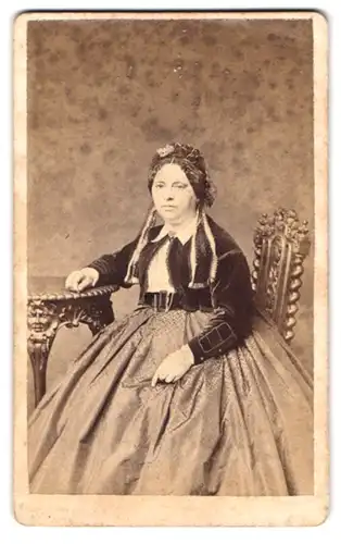 Fotografie A. Noack, Hamburg, Langereihe 63, Portrait Dame im reifrock Kleid mit Bolero und Kopfschmuck