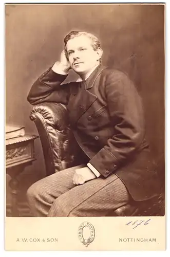Fotografie A. W. Cox & Son, Nottingham, St. James St. 11, Portrait junger Mann im Anzug mit Schnauzer