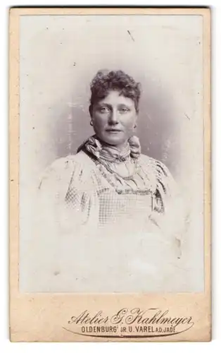 Fotografie Georg Kahlmeyer, Oldenburg i /Gr., Rosen-Strasse 17, Portrait bürgerliche Dame im karierten Kleid