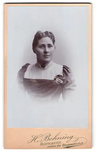 Fotografie H. Behning, Buxtehude, Portrait junge Dame im eleganten Kleid