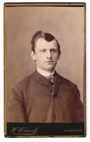 Fotografie H. Wittrock, Hamburg-St. Pauli, Portrait junger Herr in modischer Kleidung