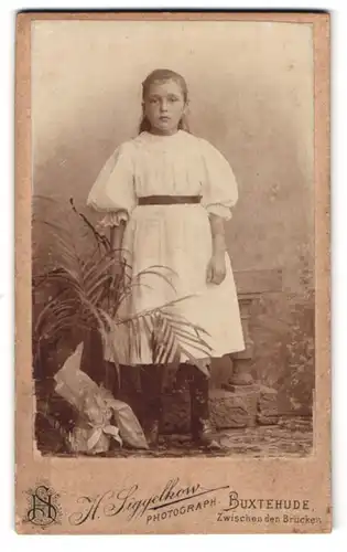 Fotografie H. Sigelkow, Buxtehude, Zwischen den Brücken, Portrait junges Mädchen im weissen Kleid