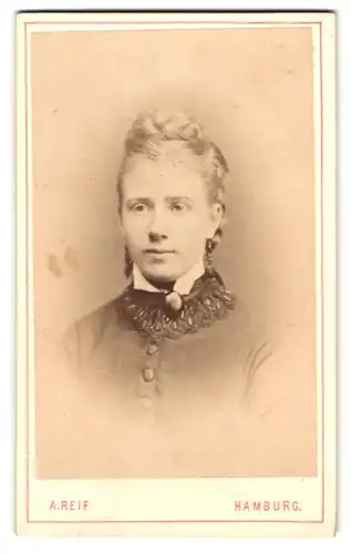 Fotografie A. Reif, Hamburg, Jungfernstieg, Bazar 16, Portrait junge Dame mit Hochsteckfrisur