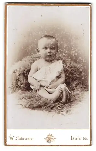 Fotografie Wilh. Schroers, Lehrte, Sedanstrasse 9, Portrait süsses Kleinkind im weissen Hemd