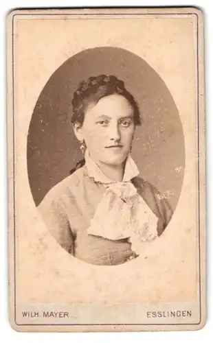 Fotografie Wilh. Mayer, Esslingen, Kronenstrasse 12, Brustportrait junge Dame mit Hochsteckfrisur