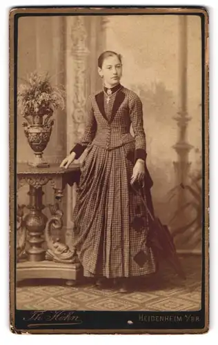 Fotografie Th. Höhn, Heidenheim a /Br., Grabenstrasse, Portrait modisch gekleidete Dame mit Kreuzkette