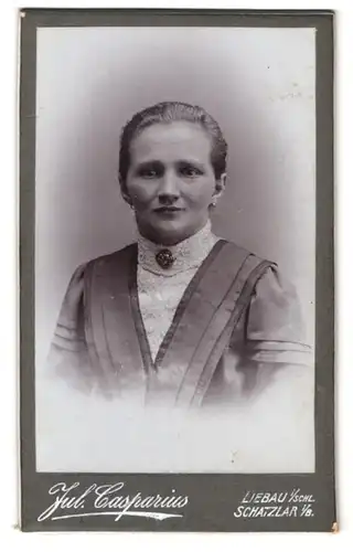 Fotografie Jul. Casparius, Liebau i /Schl., Portrait bürgerliche Dame mit zurückgebundenem Haar