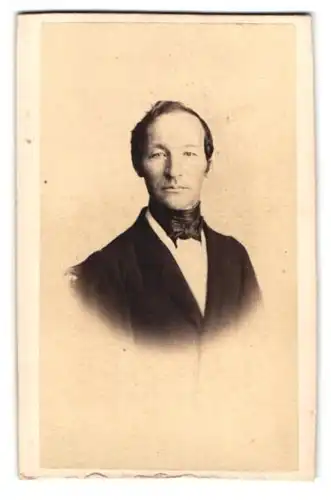 Fotografie Atelier Bak, Sigmaringen, Portrait charmanter Herr in modischer Kleidung