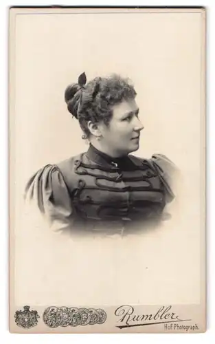 Fotografie Rumbler, Wiesbaden, Wilhelmstrasse 14, Portrait bürgerliche Dame mit Hochsteckfrisur