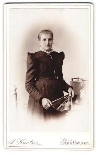 Fotografie J. Kreutzer, Kaufbeuren, Portrait junge Dame im Kleid mit Fächer