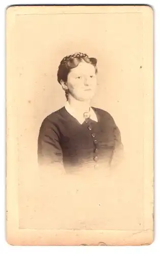 Fotografie Ferd. Bak, Sigmaringen, Portrait junge Dame mit Kragenbrosche