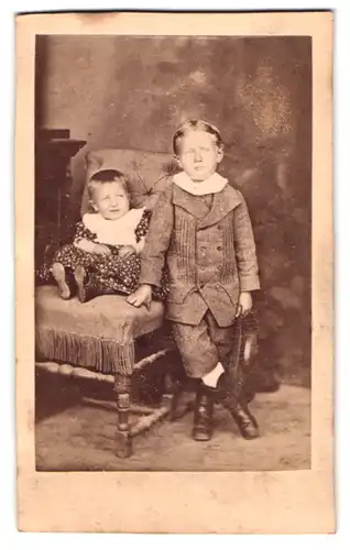 Fotografie unbekannter Fotograf und Ort, Portrait kleiner Junge im Anzug mit Kleinkind