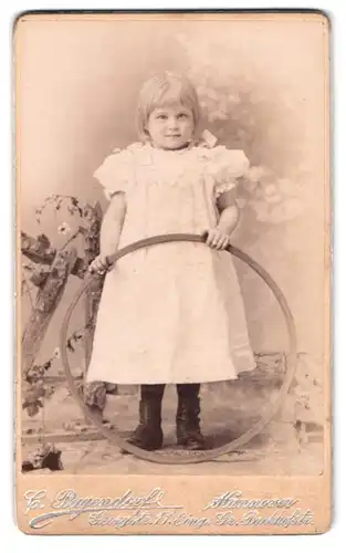 Fotografie C. Pagendorf, Hannover, Georgstrasse 17, Portrait Mädchen im Kleid mit Reifen