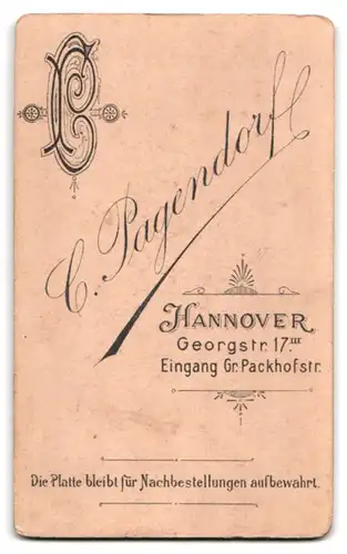 Fotografie C. Pagendorf, Hannover, Georgstrasse 17, Portrait Mädchen im Kleid mit Reifen