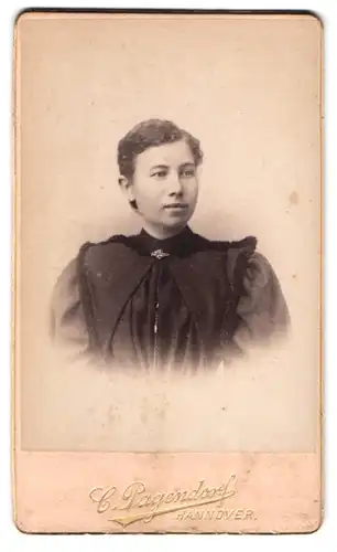 Fotografie C. Pagendorf, Hannover, Georgstrasse 17, Portrait junge Dame im modischen Kleid