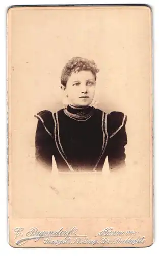 Fotografie C. Pagendorf, Hannover, Georgstrasse 17, Portrait junge Dame im modischen Kleid