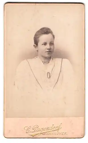 Fotografie C. Pagendorf, Hannover, Georgstrasse 17, Portrait junge Dame mit zurückgebundenem Haar
