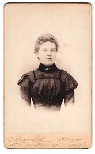 Fotografie C. Pagendorf, Hannover, Georgstrasse 17, Portrait junge Dame im modischen Kleid