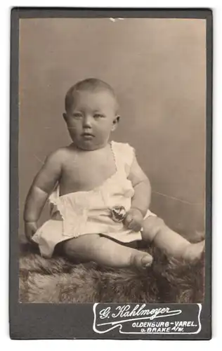 Fotografie G. Kahlmeyer, Brake a /W., Portrait süsses Kleinkind im weissen Hemd mit Rassel