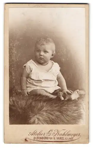Fotografie Georg Kahlmeyer, Oldenburg i /Gr., Rosen-Str. 17, Portrait süsses Kleinkind im weissen Hemd