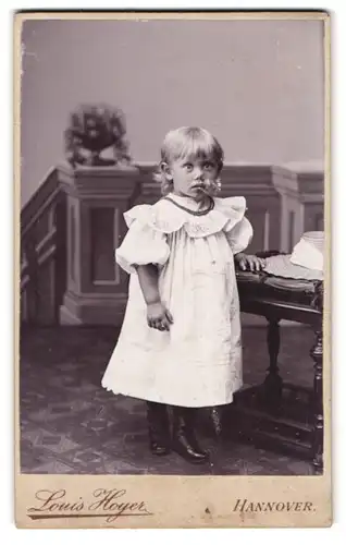 Fotografie Louis Hoyer, Hannover, Vahrenwalder-Strasse 104, Portrait kleines Mädchen im weissen Kleid