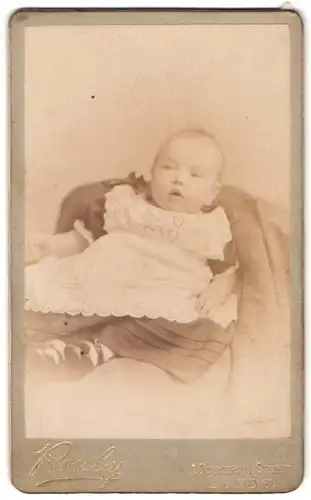 Fotografie W. Roxby, Leeds, Commercial Street, Portrait süsses Kleinkind im hübschen Kleid