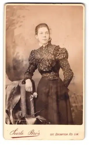 Fotografie Searle Bros, London-SW, 191, Brompton Road, Portrait junge Dame in hübscher Bluse und Rock