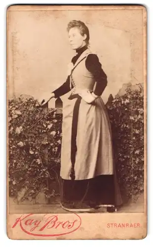 Fotografie Kay Bros, Stranraer /N.-B., Portrait junge Dame in modischer Kleidung