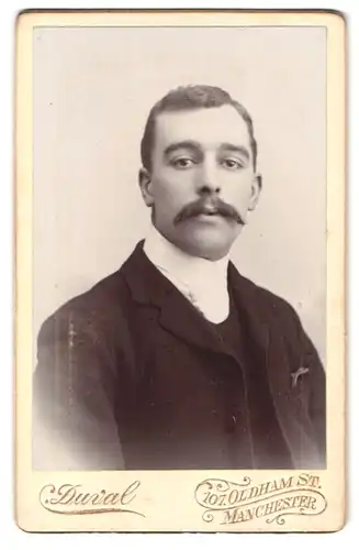 Fotografie Duval, Manchester, 107, Oldham St., Portrait eleganter Herr mit Moustache
