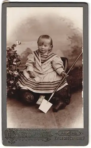 Fotografie Hugo Piéron-Loodts, Anvers, 7, Rue des Cerises, 7, Portrait modisch gekleidetes Mädchen mit Spaten