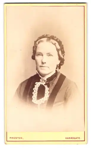 Fotografie Preston, Harrogate, East Parade, Portrait bürgerliche Dame mit Haube und Kragenbrosche