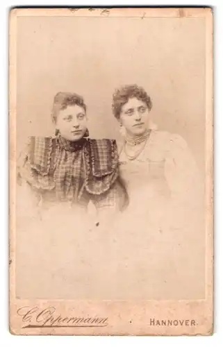 Fotografie Carl Oppermann, Hannover, Engelbostelerdamm 5, Portrait zwei junge Damen in zeitgenössischen Kleidern