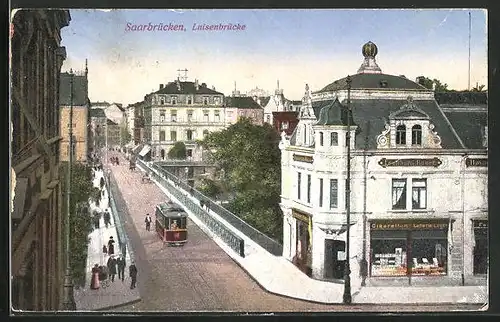 AK Saarbrücken, Luisenbrücke mit Zigarettengeschäft von Leonhard Bauer und Strassenbahn