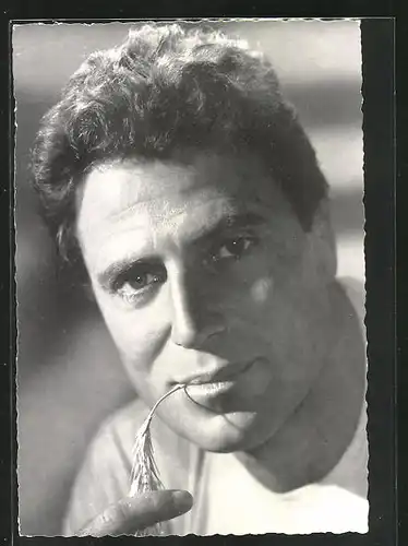 AK Schauspieler Raf Vallone mit freundlichem Lächeln im Portrait