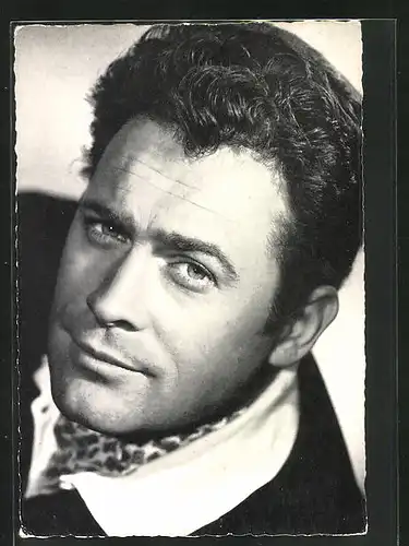 AK Schauspieler Carl Möhner mit Halstuch im Portrait