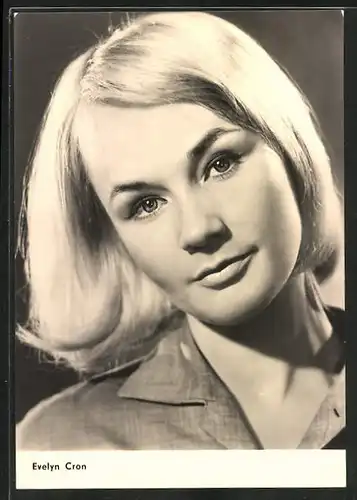AK Schauspielerin Evelyn Cron mit freundlichem Lächeln im Portrait