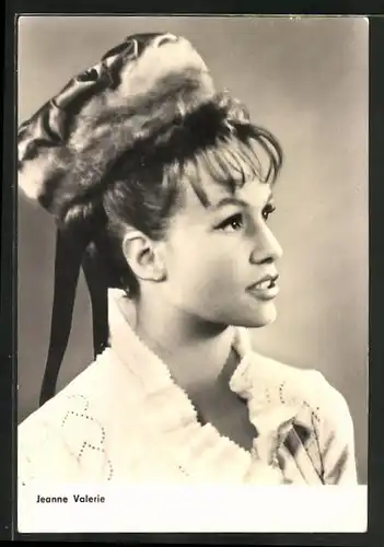 AK Schauspielerin Jeanne Valerie mit Pelzmütze im Portrait