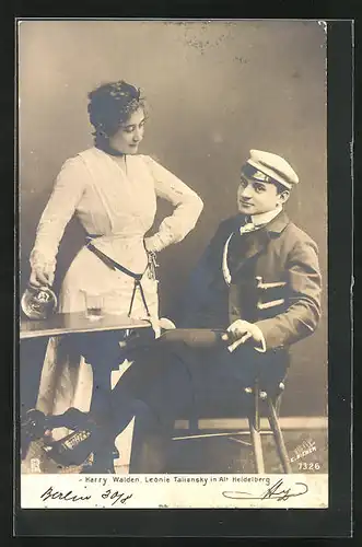 AK Schauspieler Harry Walden und Leonie Taliansky, posieren in Alt-Heidelberg