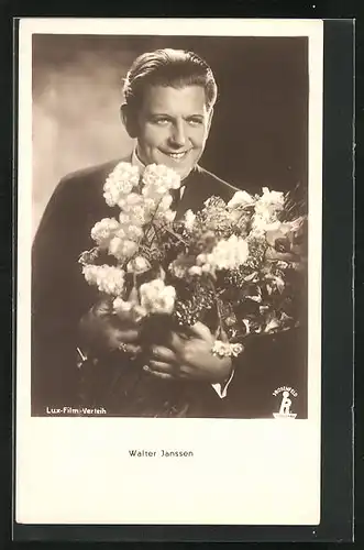AK Schauspieler Walter Janssen, mit einem Strauss Blumen