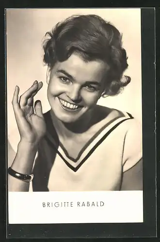 AK Schauspielerin Brigitte Rabald im Portrait mit freundlichem Lächeln