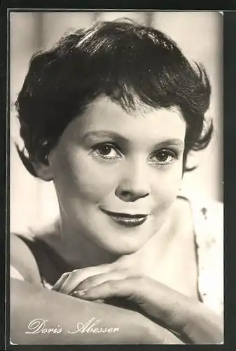 AK Schauspielerin Doris Abesser mit freundlichem Lächeln im Portrait