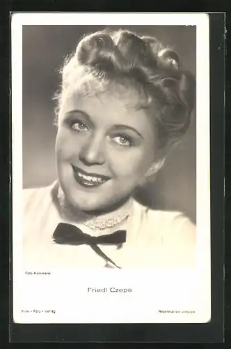 AK Schauspielerin Friedl Czepa mit freundlichem Lächeln im Portrait
