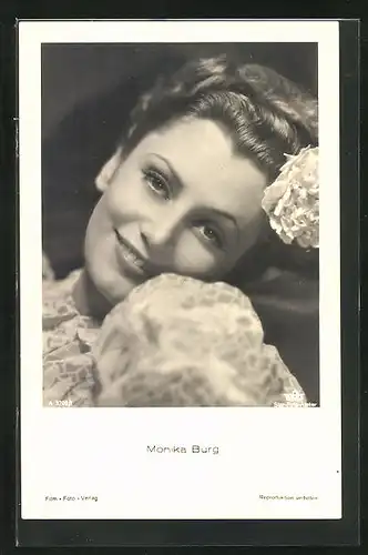 AK Schauspielerin Monika Burg mit freundlichem Lächeln im Portrait