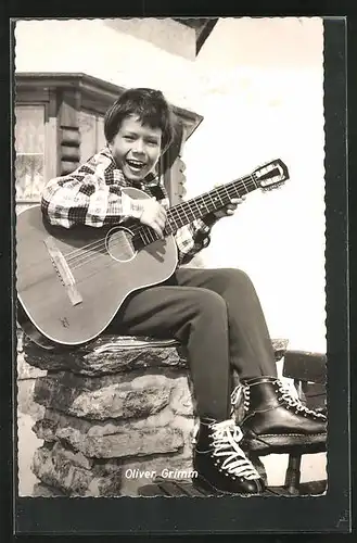 AK Schauspieler Oliver Grimm mit Gitarre in dem Film Der schwarze Blitz