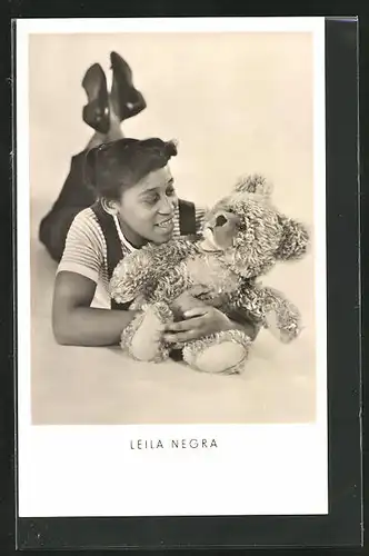 AK Schauspielerin Leila Negra mit einem Teddy