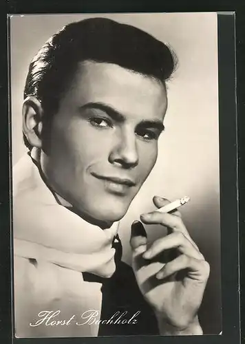 AK Schauspieler Horst Buchholz raucht eine Zigarette