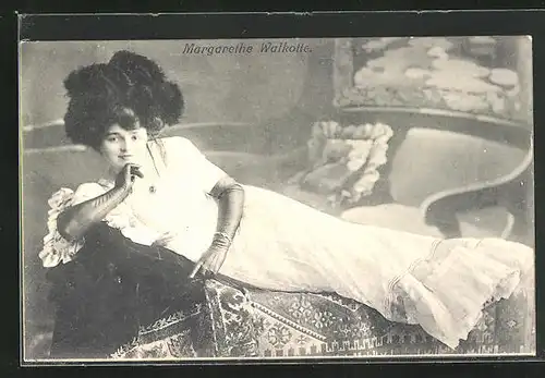 AK Schauspielerin Margarethe Walkotte auf Chaiselongue