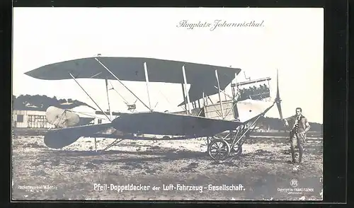 Foto-AK Sanke Nr.: Berlin-Johannisthal, Pfeil-Doppeldecker-Flugzeug der Luft-Fahrzeug-Gesellschaft auf dem Flugplatz